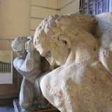 La notizia fece un po� di clamore ma non provoc� particolari reazioni. Anche se dieci anni dopo, nel 2007, il figlio dell'imprenditore decise di donare le statue alla citt�. L�amministrazione cittadina scelse cos� di trasferirle nell�androne del Comune, dove venne adibita una sorta di �camera mortuaria� dedicata al Palazzo liberty di Dioguardi